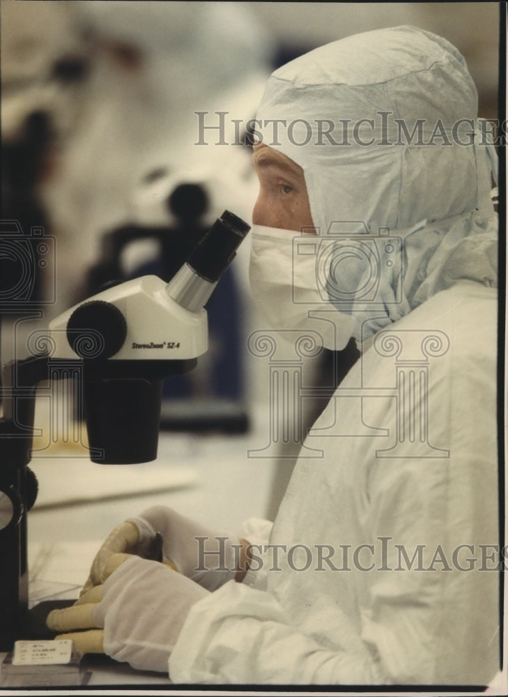 1992 Press Photo electronics employee inspects gold-plated computer components - Historic Images