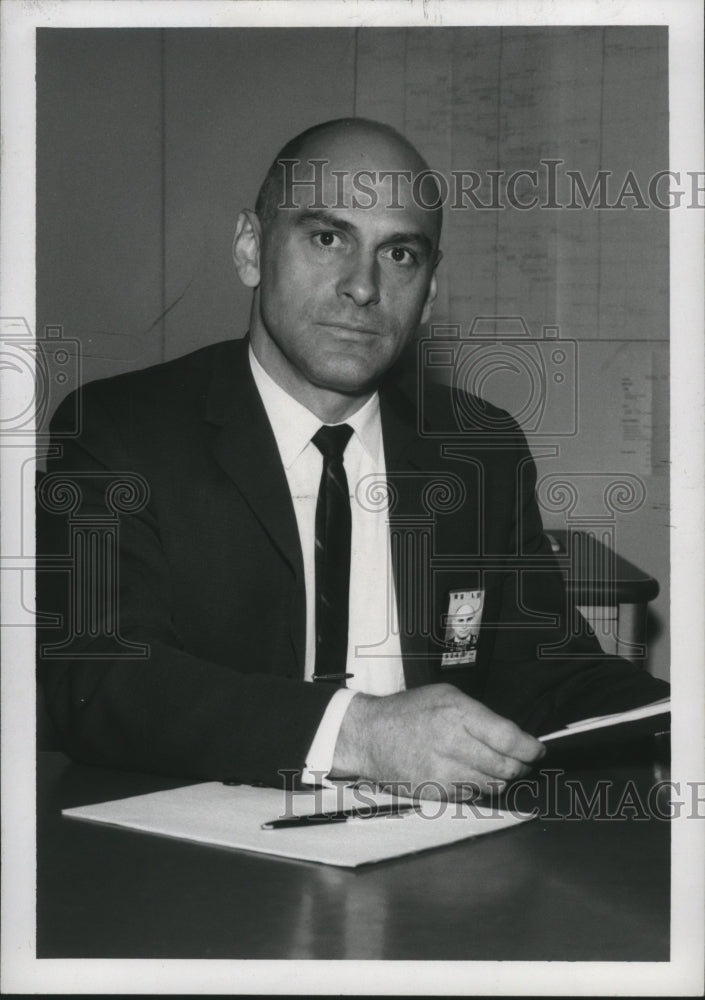 1966 Press Photo Manager Lyle L. Zahn of Isochem Inc&#39;s. Purex chemical plant - Historic Images
