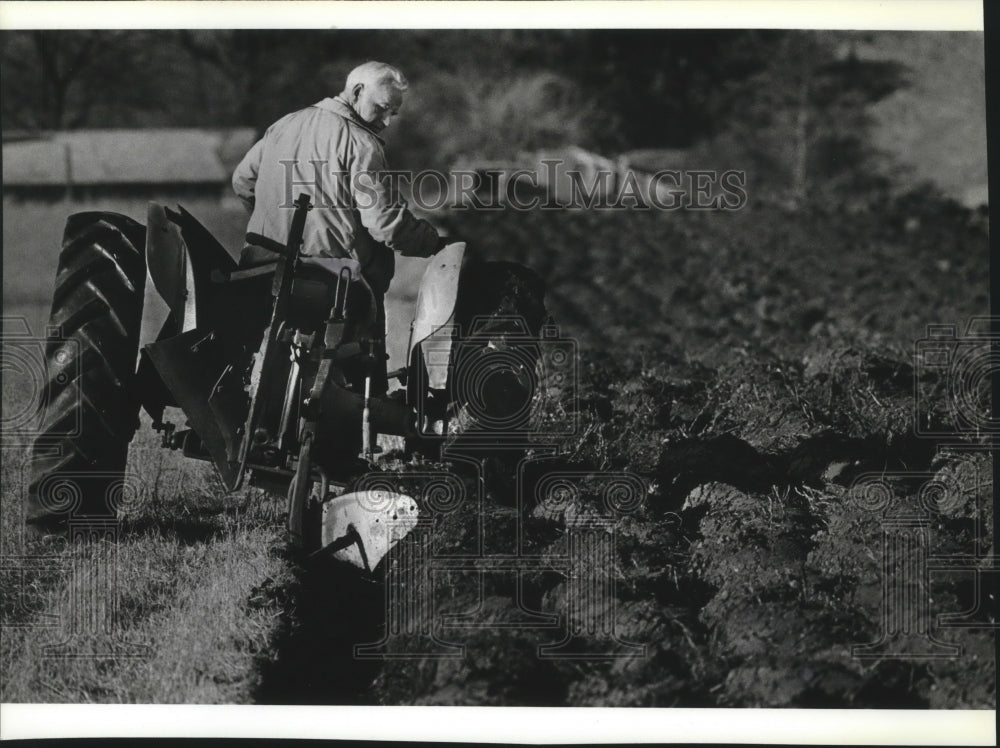 1984 Press Photo Ken Nodland at his farm - spa58886 - Historic Images