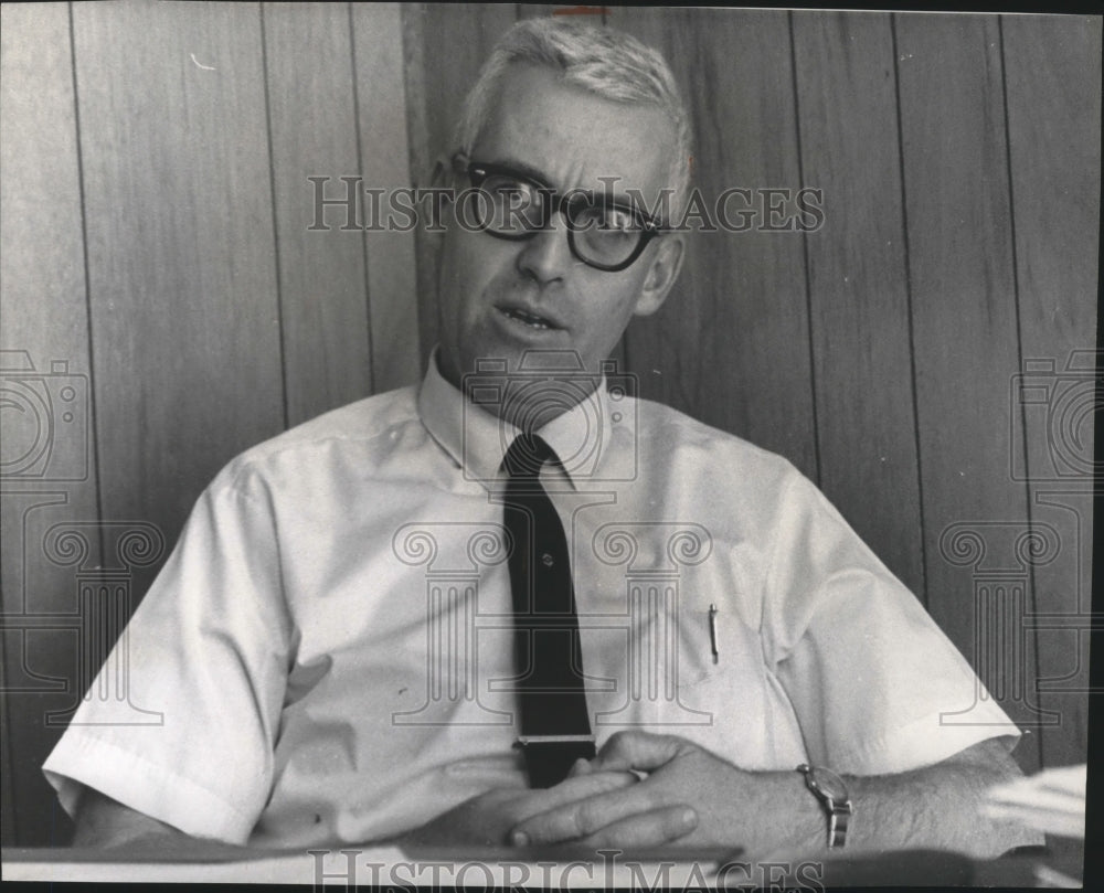 1966 Press Photo James Brown, spokesman for 17 families in Spirit Lake school - Historic Images