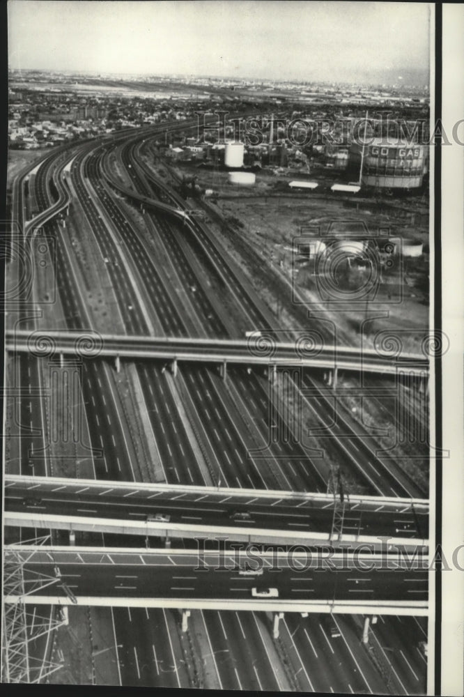 1973 Press Photo Aerial view of virtually empty New Jersey Turnpike near Bayonne - Historic Images