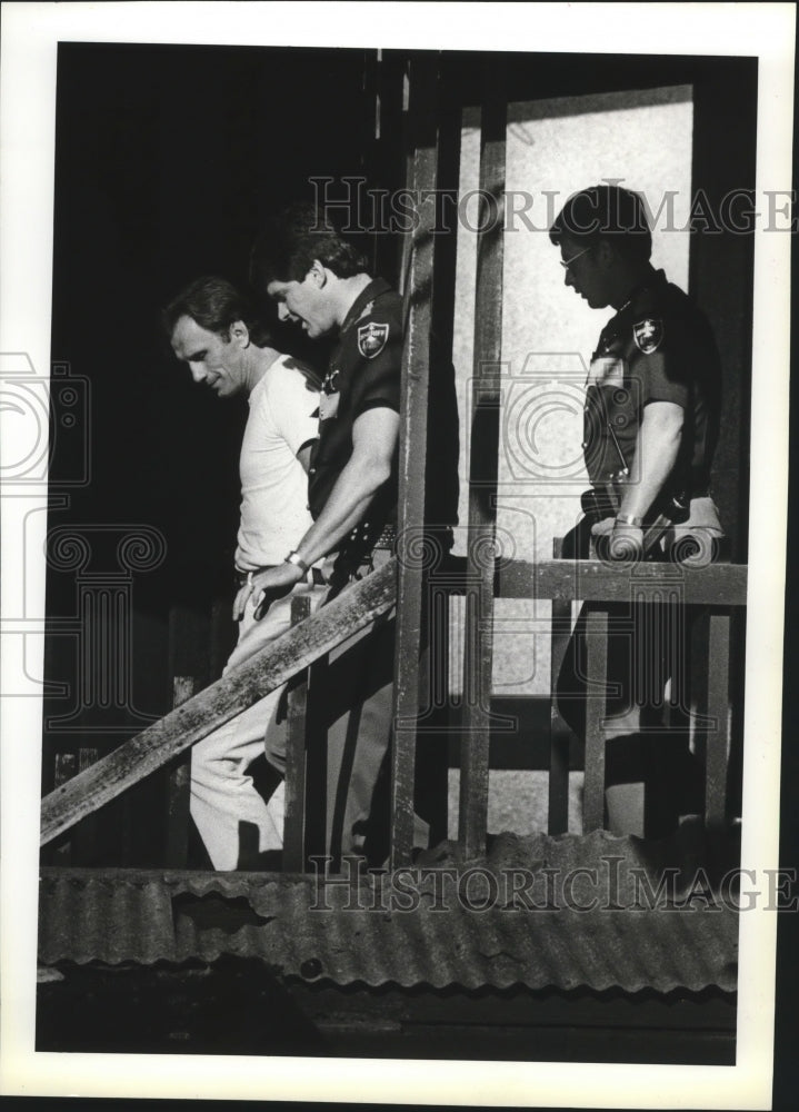 1987 Press Photo Criminal Ed Nolan, burglary, escorted by police - spa59468 - Historic Images
