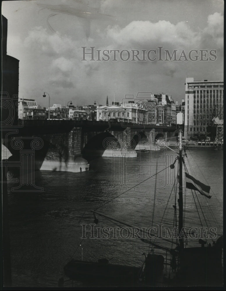 1968 Press Photo London Bridge, landmark of London to be replaced - spa59490 - Historic Images