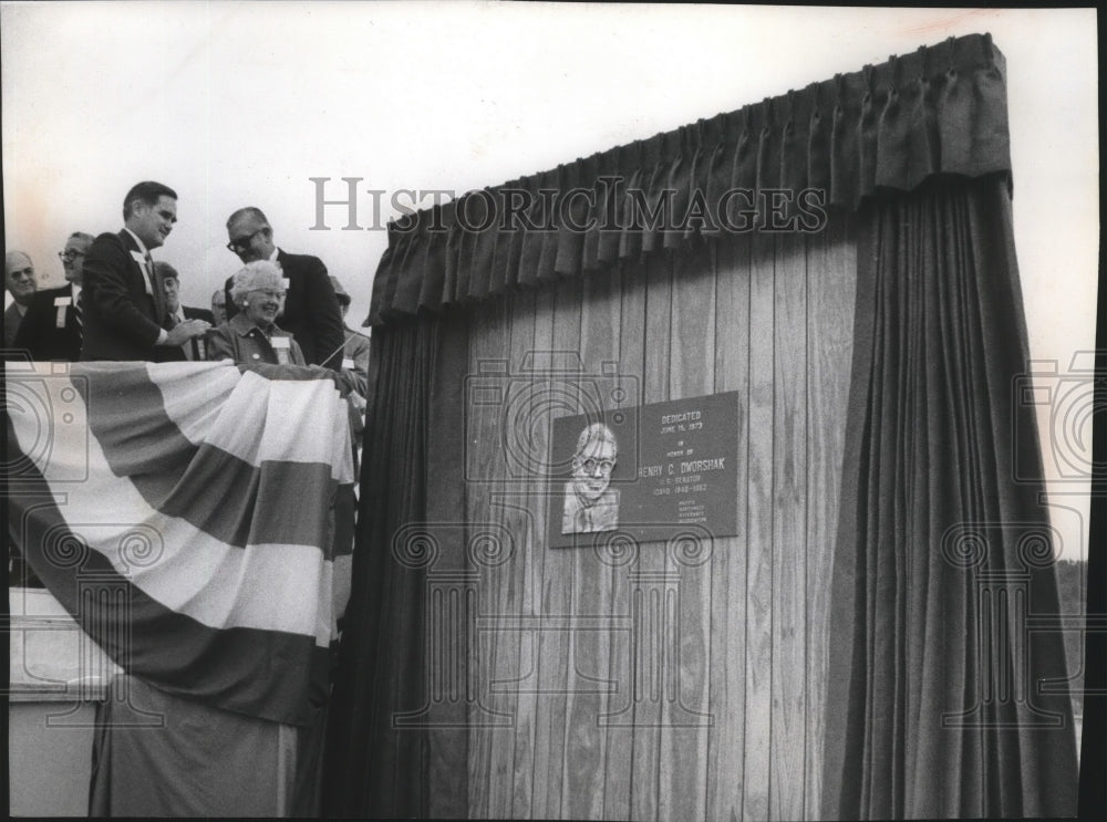 1973 Press Photo Mrs. Henry C. Dworshak unveils plaque honoring her late husband - Historic Images