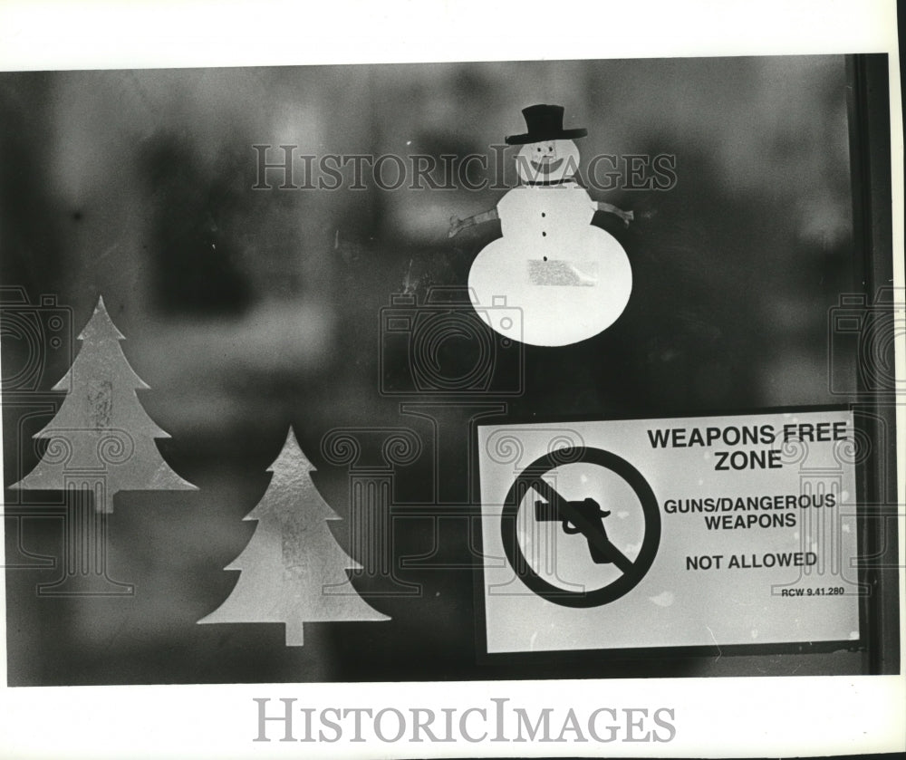 1994 Press Photo Trentwood Elementary School's weapons free zone signs - Historic Images