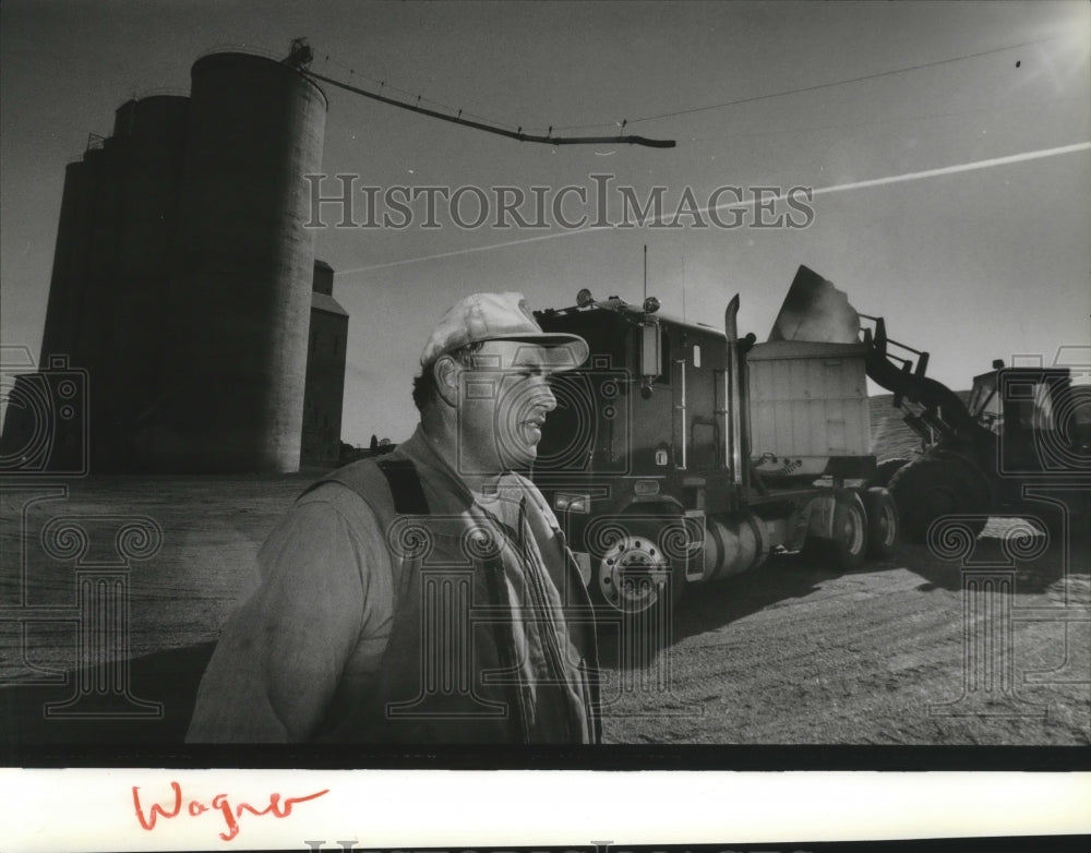 Press Photo Robert Wagner at the Creston grain elevator. - spa59927 - Historic Images
