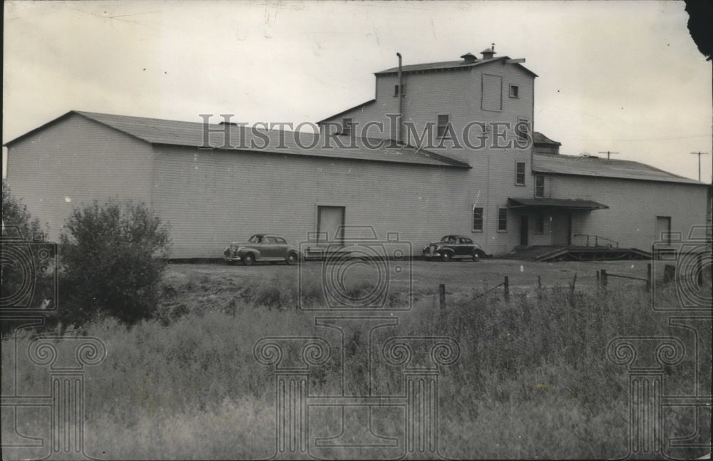 Press Photo View of the Outside of a Farm Building - spa59958 - Historic Images