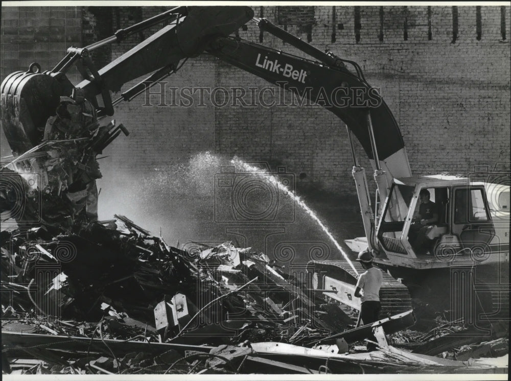 1990 Press Photo One Worker Hoses Down Debris While Another Tears Building - Historic Images