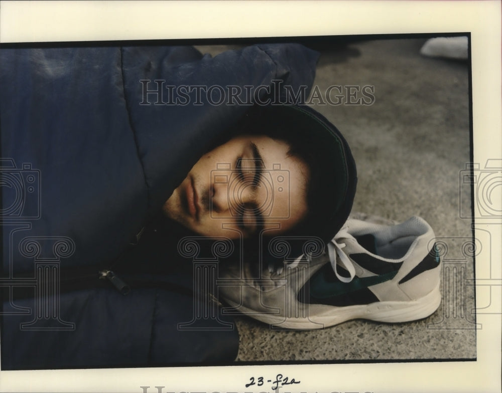 1994 Press Photo WSU farmhouse fraternity member sleep outside stadium - Historic Images