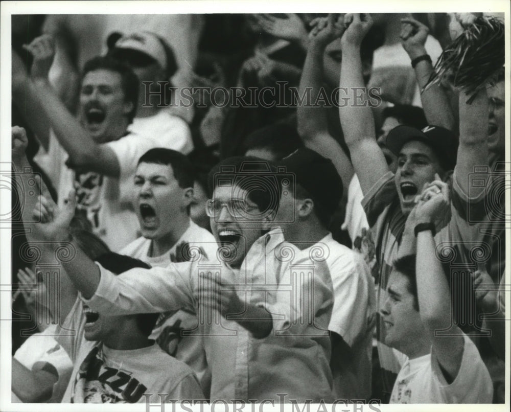 1994 Press Photo WSU students explode with cheers after the Cougars scored - Historic Images