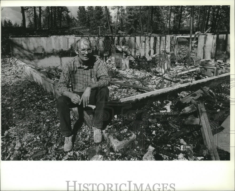 1989 Press Photo Myron Karlinsey at his fire ruined home-Greenwood Road, Spokane - Historic Images