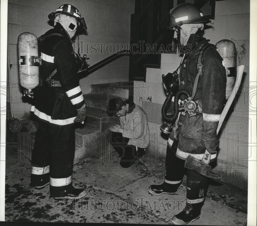 1988 Press Photo Firemen rescuing an unidentified man from burning building - Historic Images