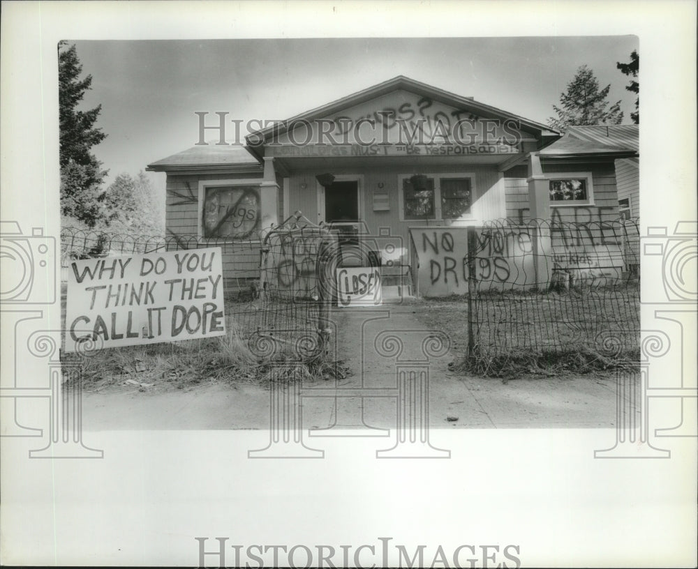 1994 Press Photo Vandals have a spray painted a house after a drug arrest - Historic Images