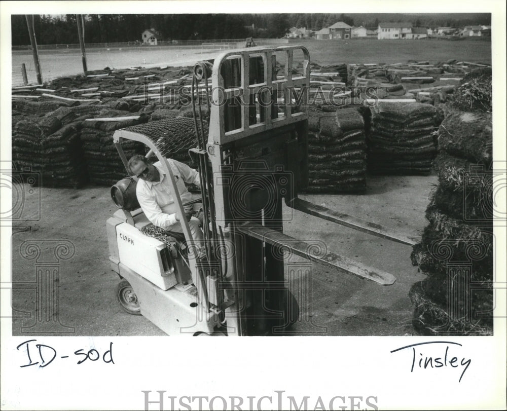 1993 Press Photo Brad Littlefield of Sandpoint unloads folded grass so