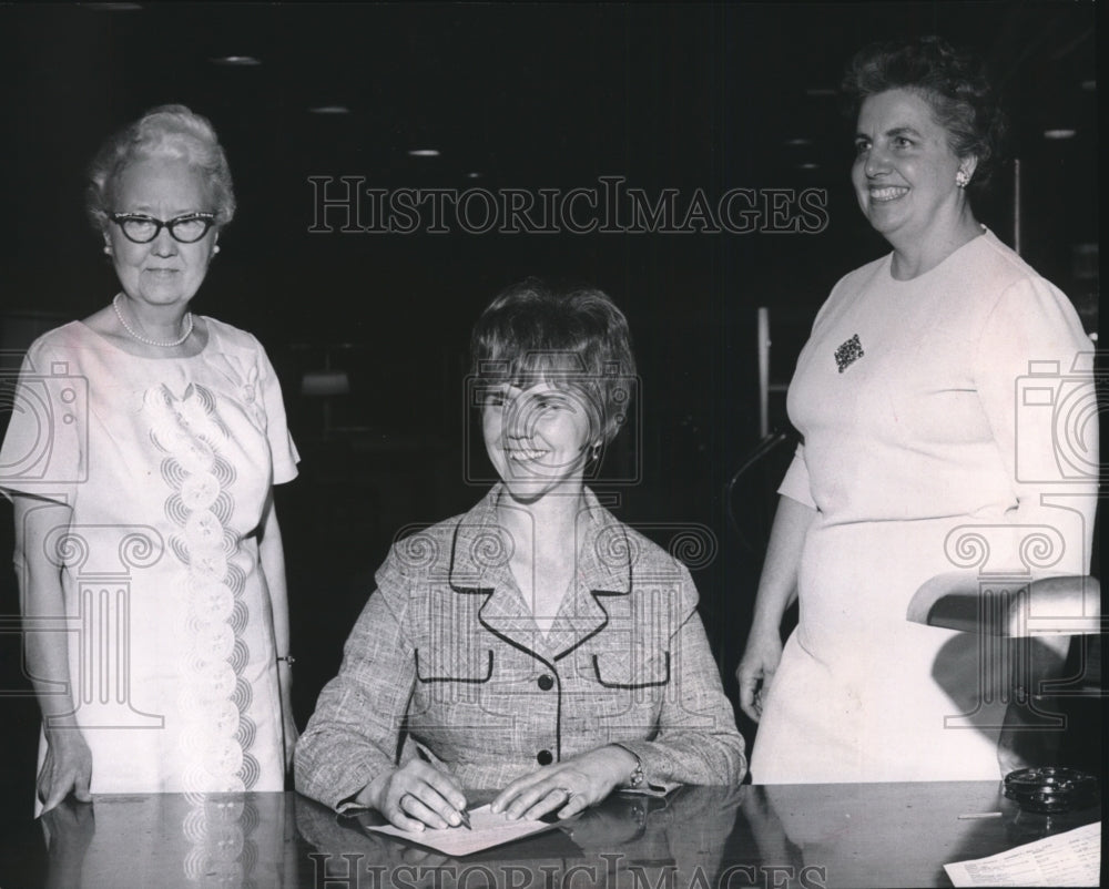1970 Press Photo Mrs Dorothy St John Jackson- Grapgoanalyst visits Spokane - Historic Images