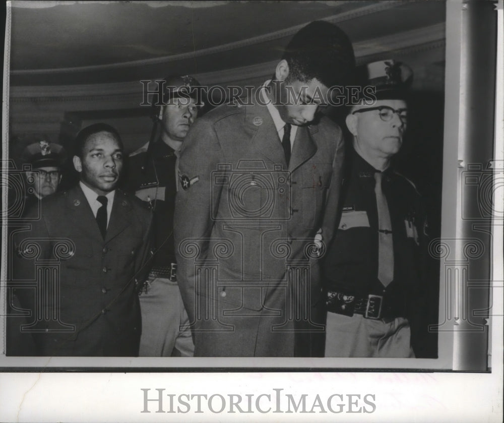 1966 Press Photo Airmen Arthur Aiken and Antonio N Wheat led from courtroom - Historic Images