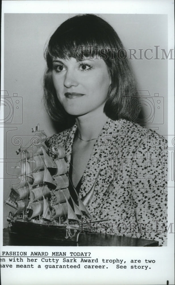 1984 Press Photo Fashion designer, Jhane Barnes receives Cutty Sark Award - Historic Images