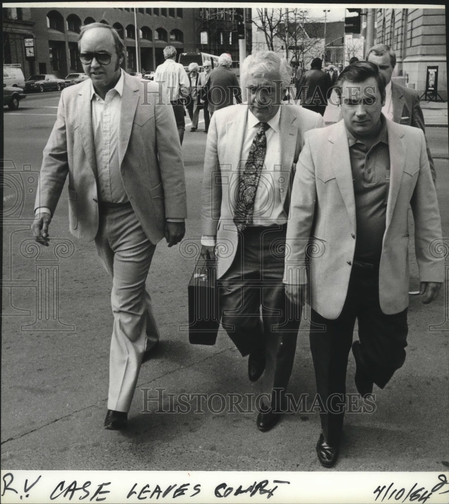 1984 Press Photo Kenneth Hutchinson et al for court for their fraud trial - Historic Images