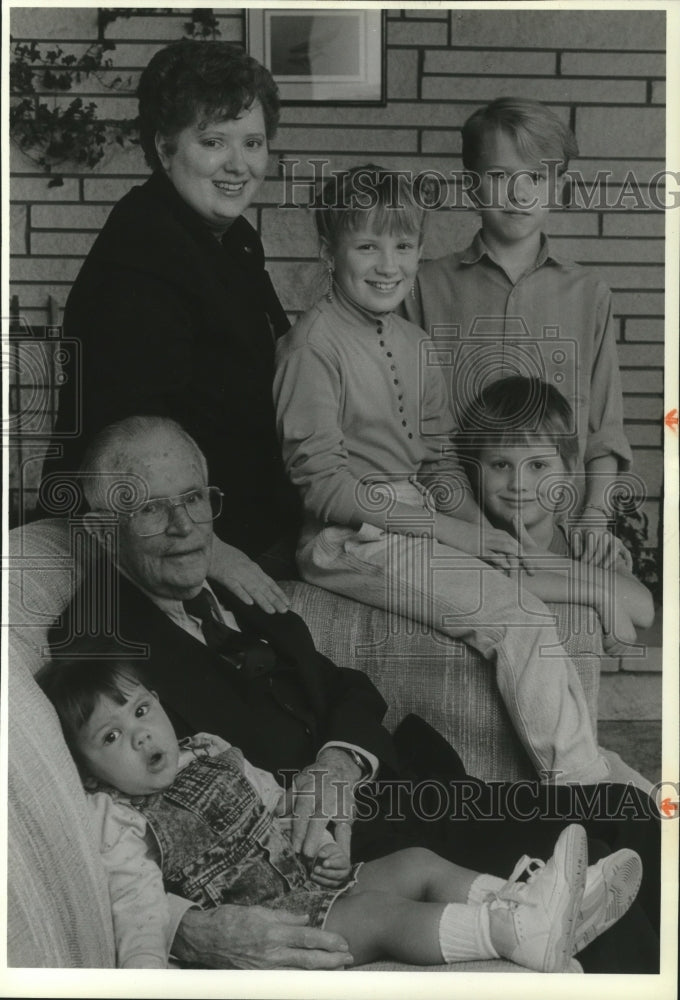 1989 Press Photo Pam Westenkows & family with Barney Coutts - Historic Images