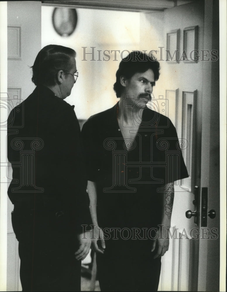 1986 Press Photo Criminals-Steve Stevenson, accused of murder enters court room - Historic Images