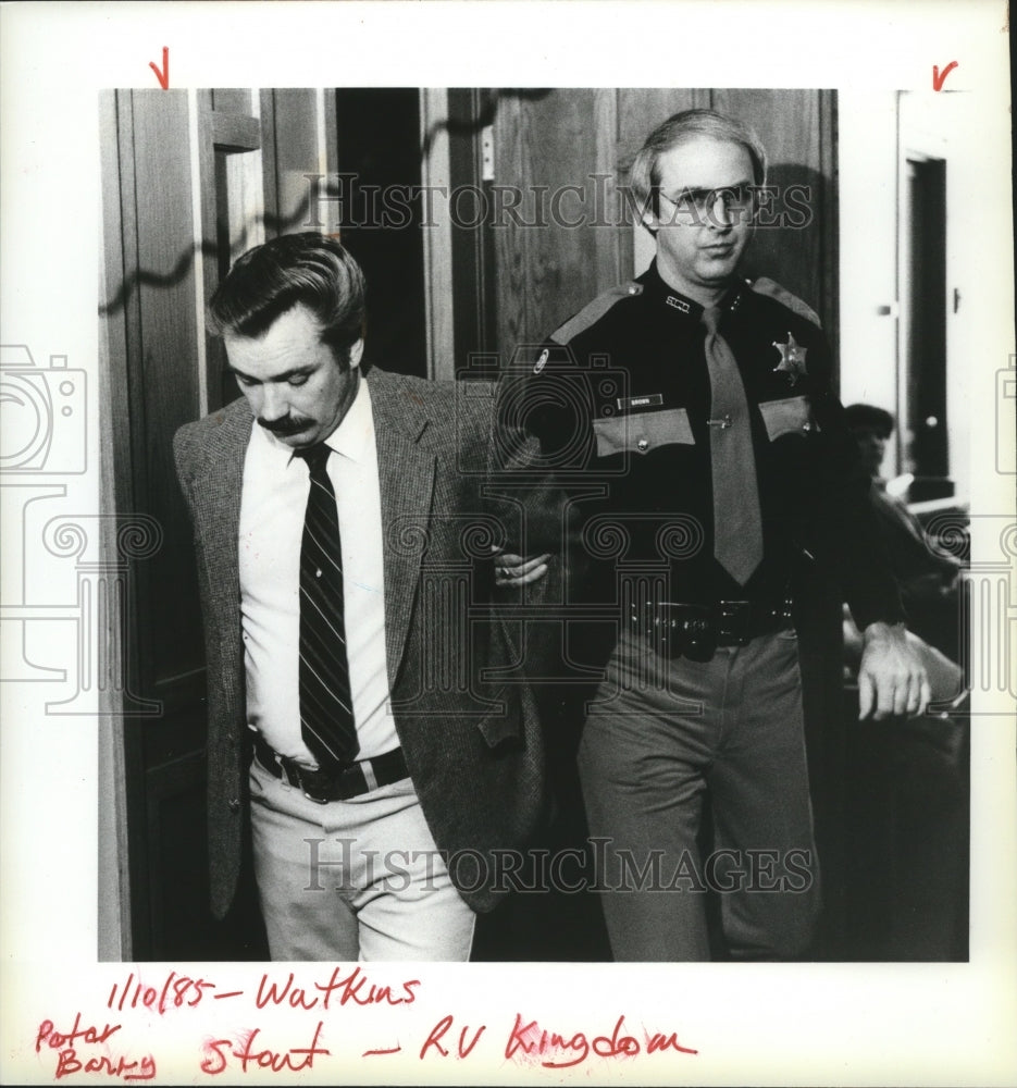 1986 Press Photo Criminal-Peter Barry Stout, accused of fraud escorted ...