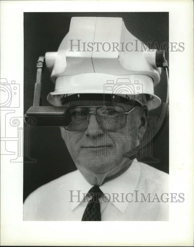1991 Press Photo Thomas H Miles models hat mounted personal computer - spa61548 - Historic Images