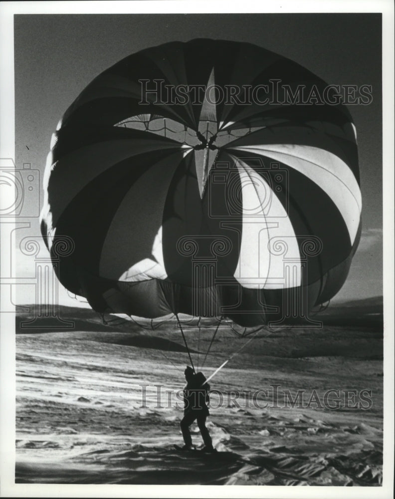 1992 Press Photo Finland-Parachute used to ski uphill, Finnish Lapland - Historic Images