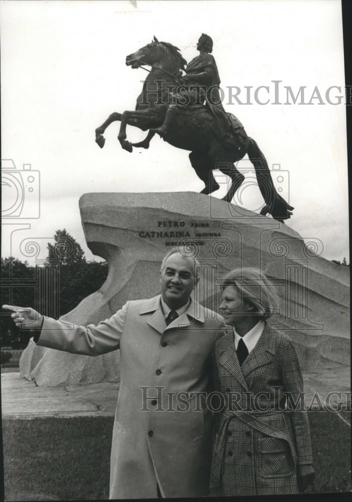 1973 Press Photo King F. Cole and Mrs. Cole visit Russia. - Historic Images