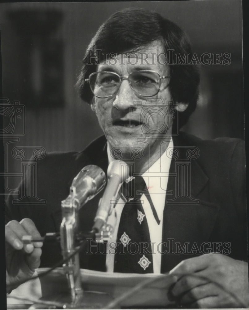 1975 Press Photo Robert Johnson during grain investigation - spa61902 - Historic Images