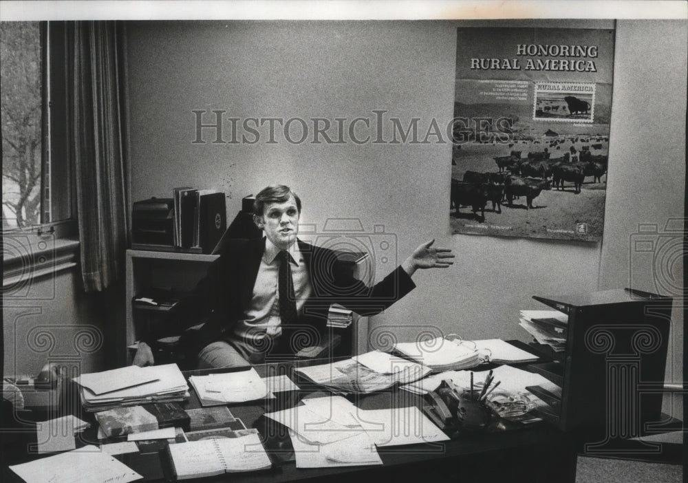 1980 Press Photo Eastern Washington University Faculty Gordon Martinez - Historic Images