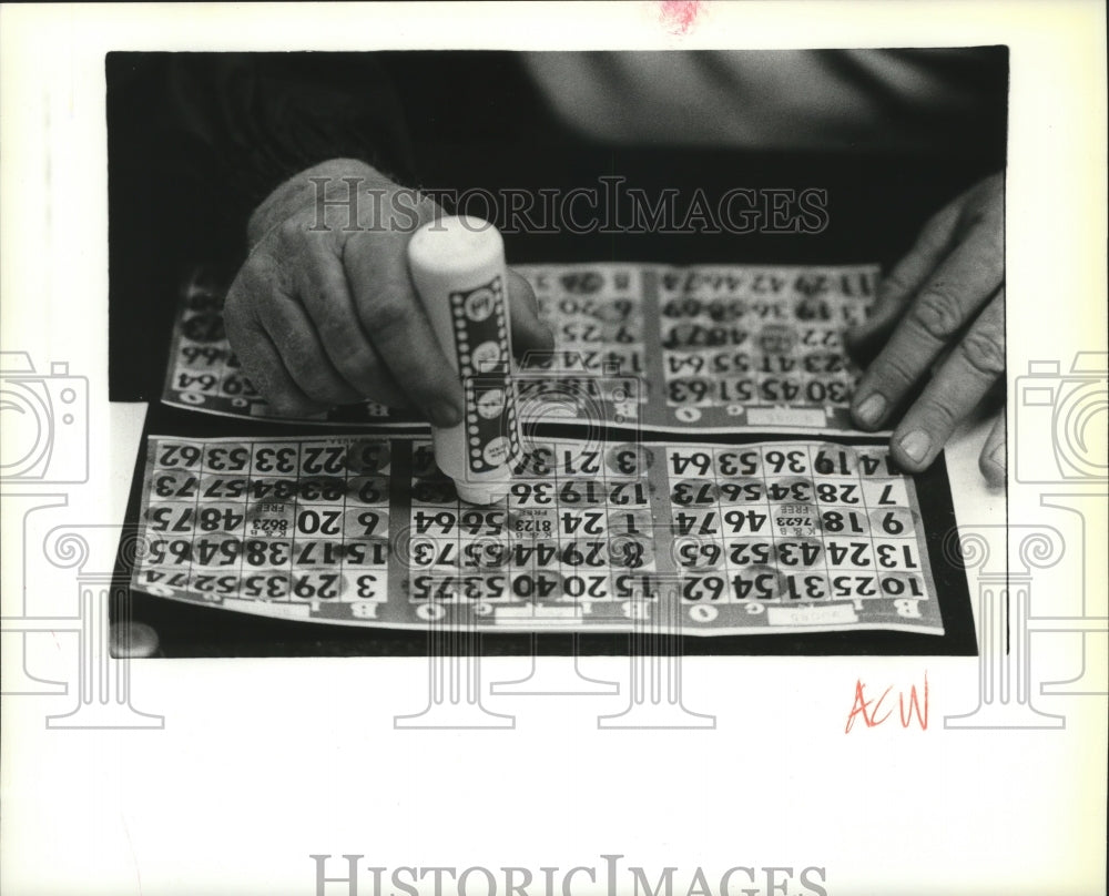 1989 Press Photo Gambling-Bingo player keeps track of his six cards - spa62171 - Historic Images