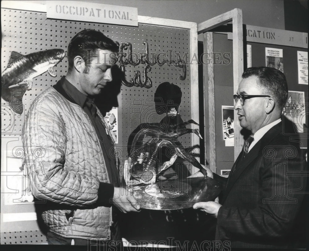 1971 Press Photo Ron Groff & Robert J. Waldenstein of Big Bend Community College - Historic Images