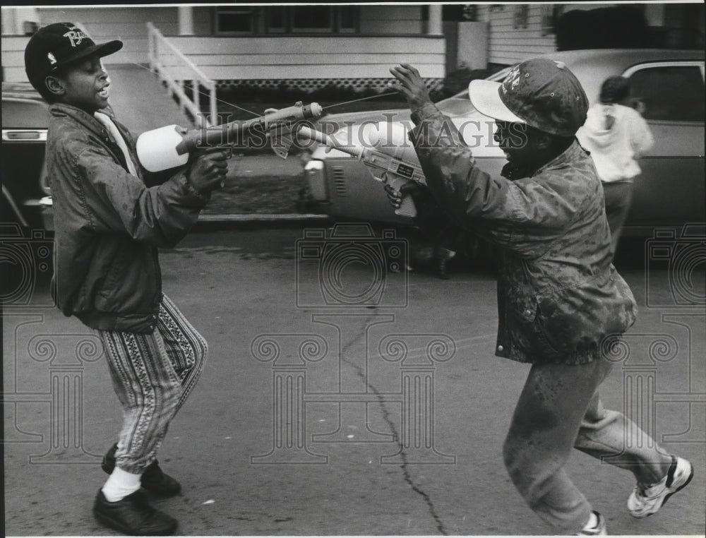 1992 Press Photo Brothers Aaron & Devon Simmons playing water pistol fight - Historic Images