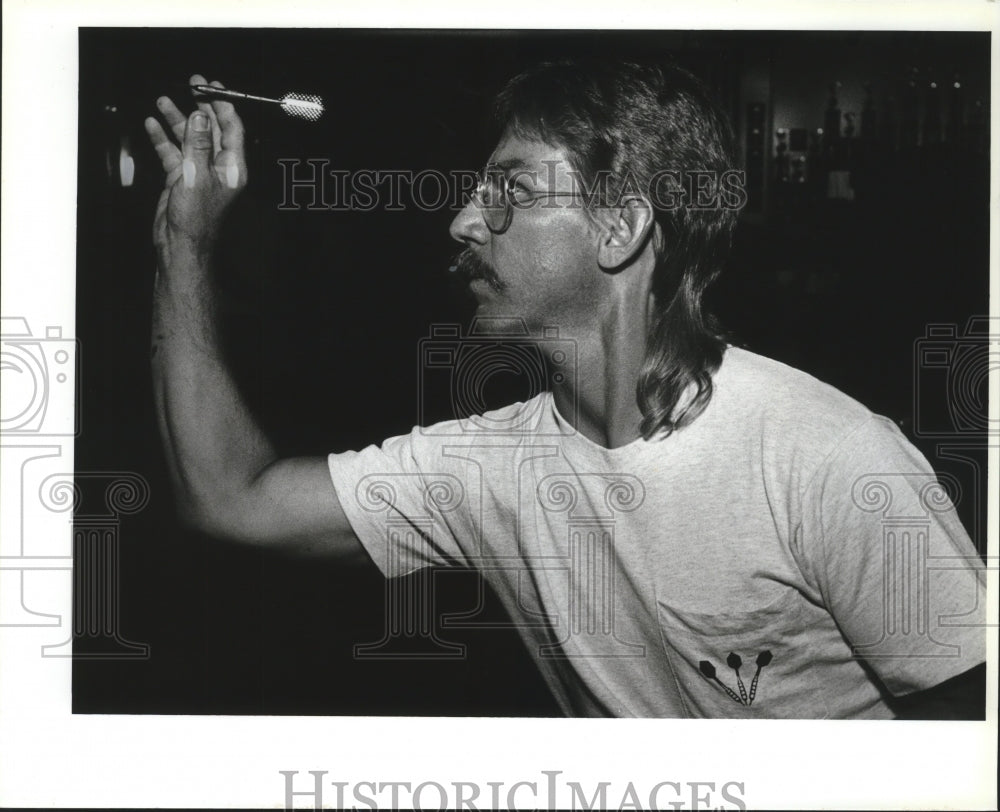 1993 Press Photo Darts-Glenn Sukut during practice session for Regional match - Historic Images
