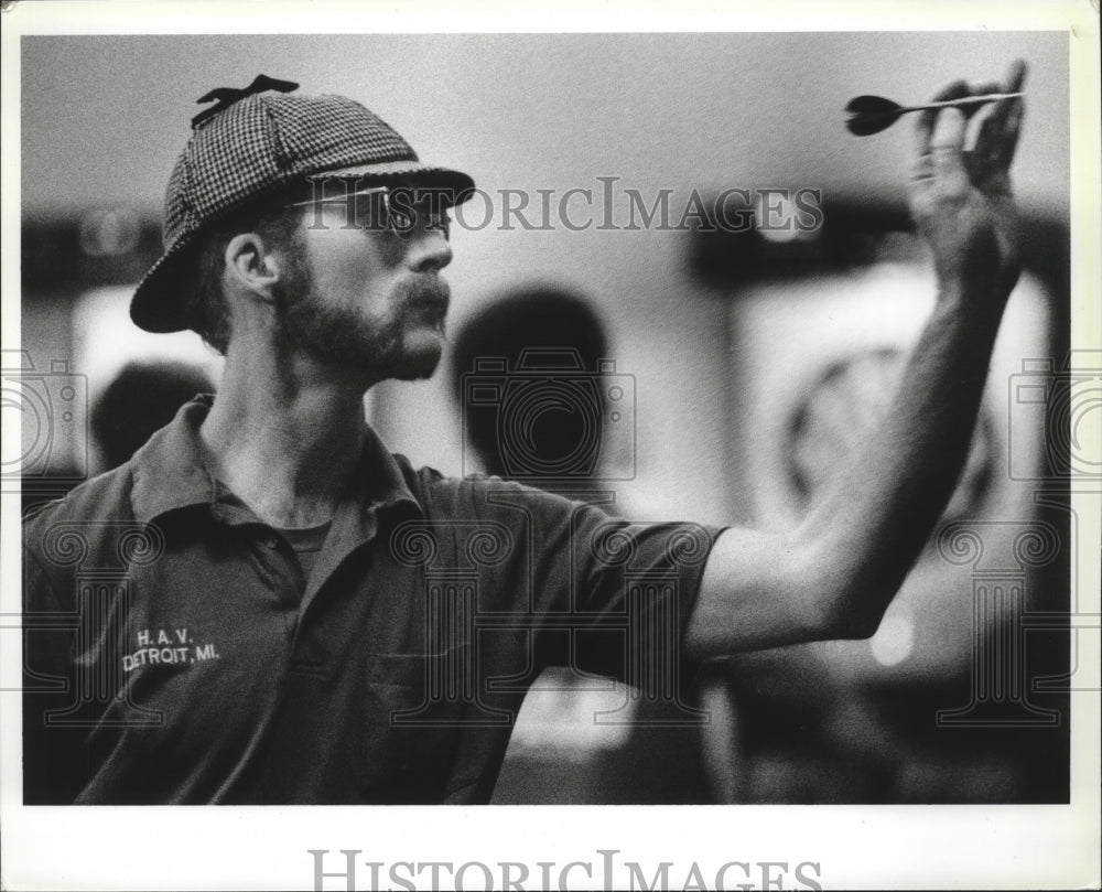 1992 Press Photo Red Pike, eyes the target during the World Series of Darts - Historic Images