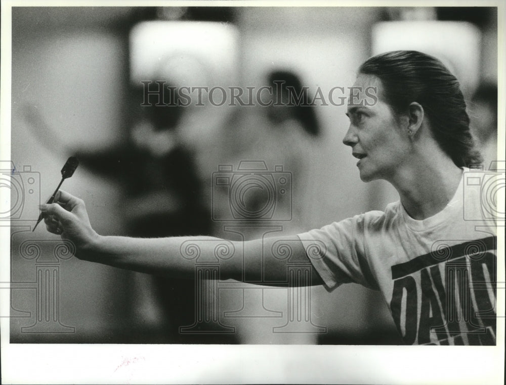 1991 Press Photo Diana Giles prepares to throw during NW Open darts tournament - Historic Images