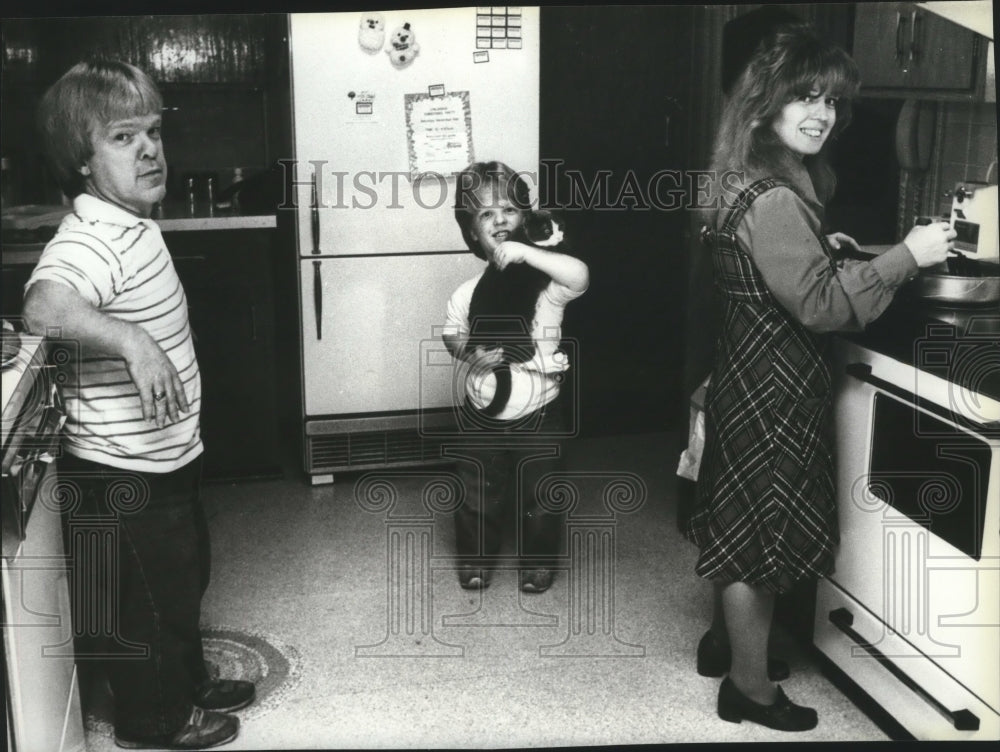 1985 Press Photo Dwarf family Charles Bedow, Wife Sally and Son Jack in kitchen. - Historic Images