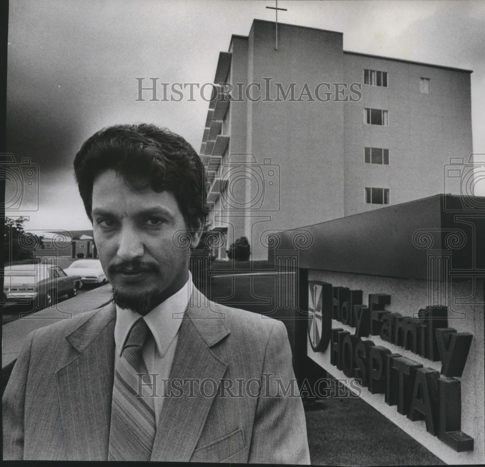 1980 Press Photo Omar Salik Zeghabi, intern at Holy Family Hospital - spa62518 - Historic Images