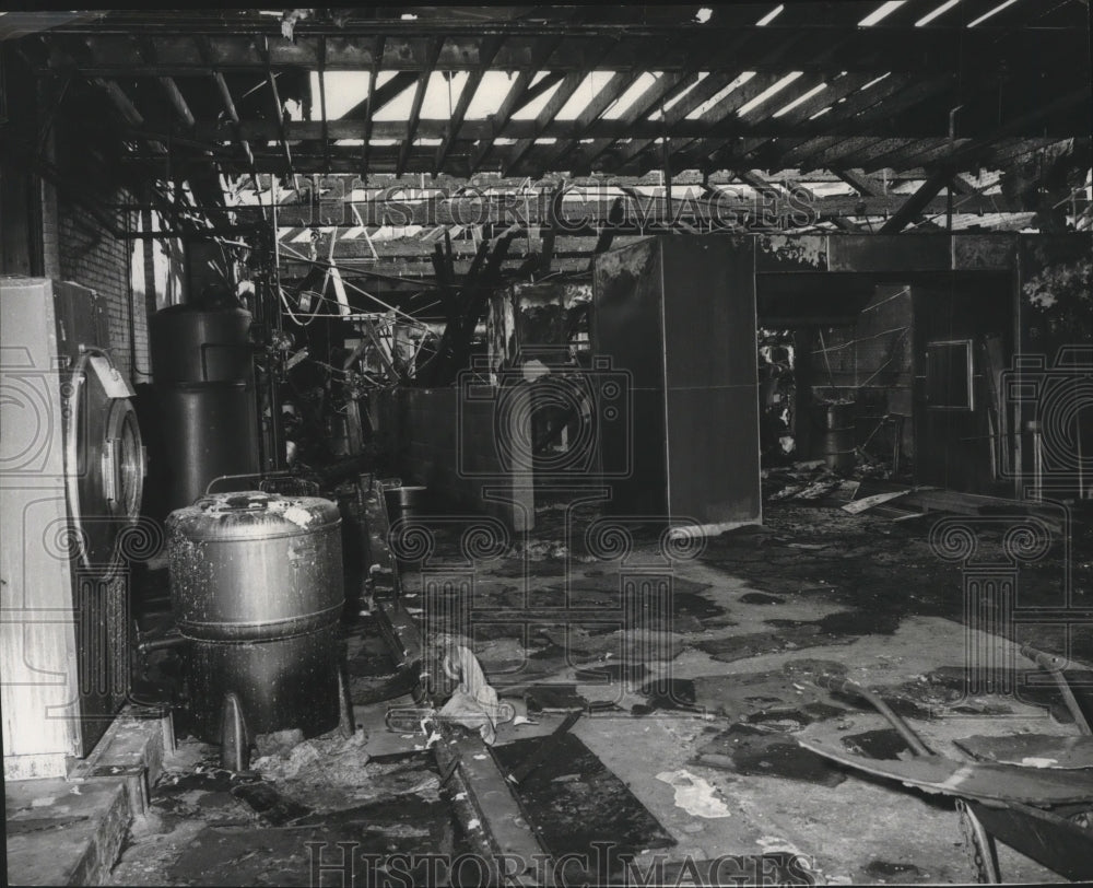 Press Photo what remains of a car wash after being destroyed by a fire - Historic Images