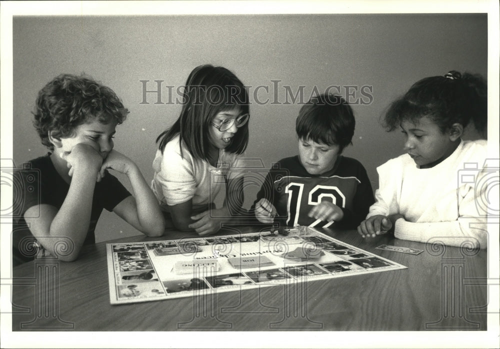1985 Press Photo Kids gather around board game - spa62633 - Historic Images
