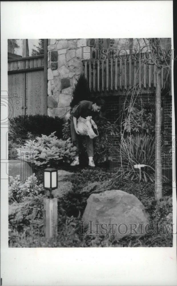 1989 Press Photo Mulch is being layered in this garden to conserve moisture - Historic Images