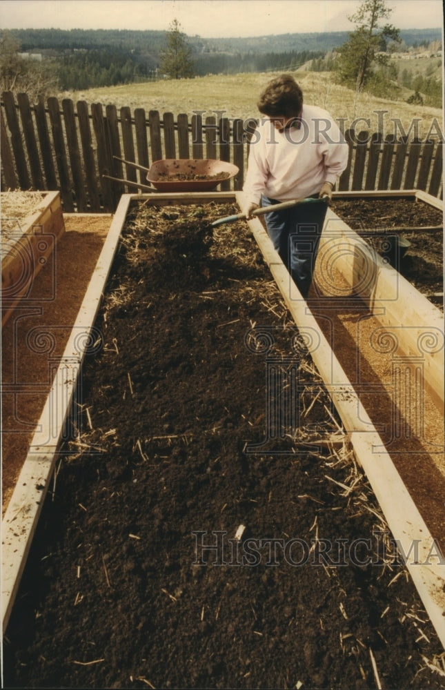 1993 Press Photo Raised garden beds offer many advantagesfluffing the
