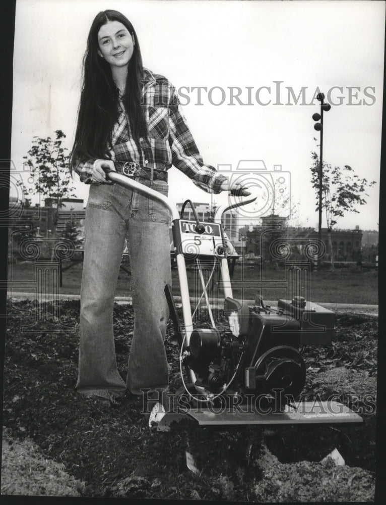 1975 Press Photo Mary Boyd will show organic gardening plot-Earth Life Festival - Historic Images