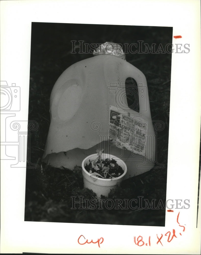 1989 Press Photo Non-biodegradable containers serve these organic gardeners - Historic Images