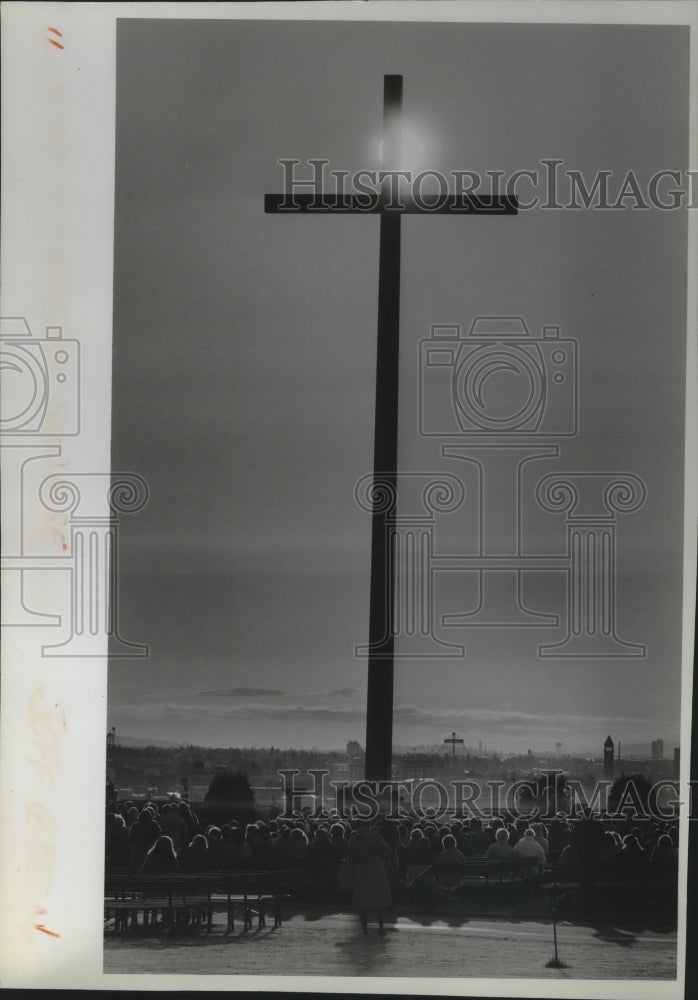 1987 Press Photo Easter Sunrise against a towering cross, Spokane Washington-Historic Images