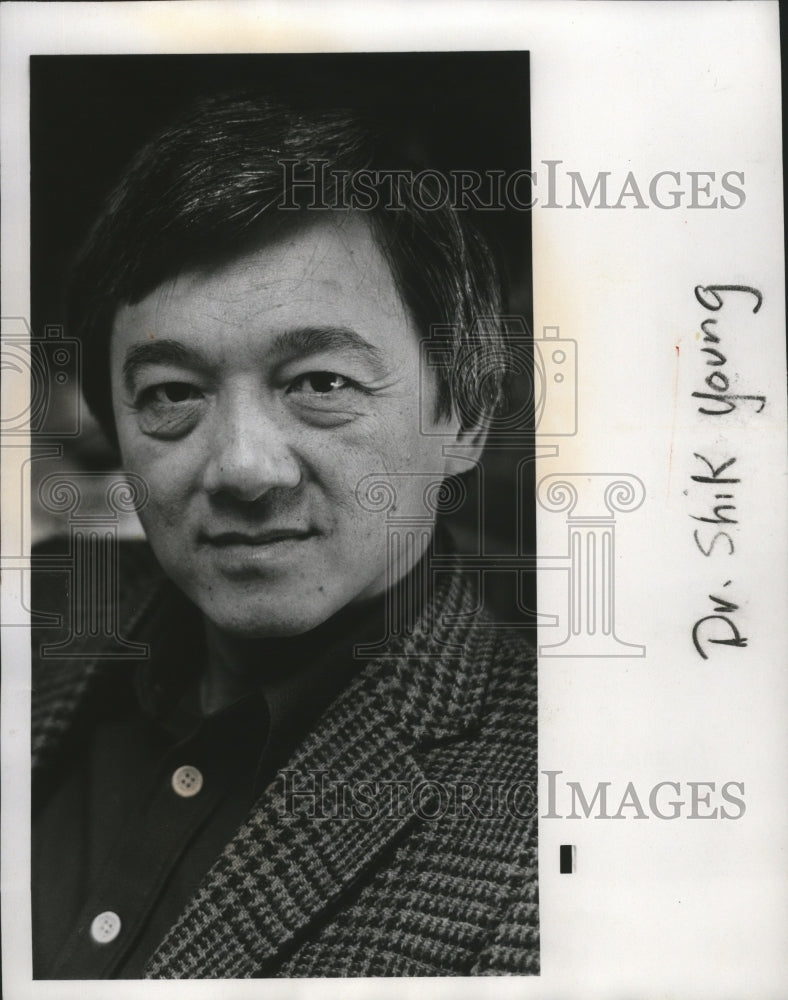 1980 Press Photo Colleges, Eastern Washington Faculty Dr Shike Young - spa63018 - Historic Images