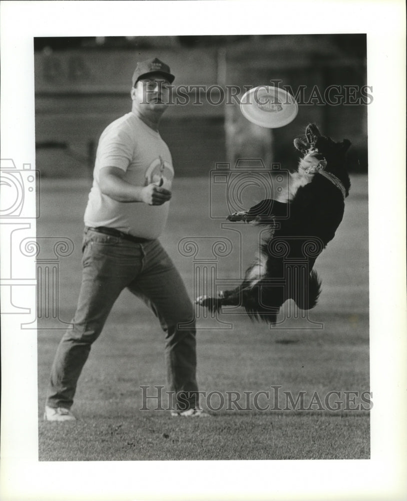 1992 Press Photo Stan Sellers warms up his dog Zu Lu before Frisbee contests - Historic Images