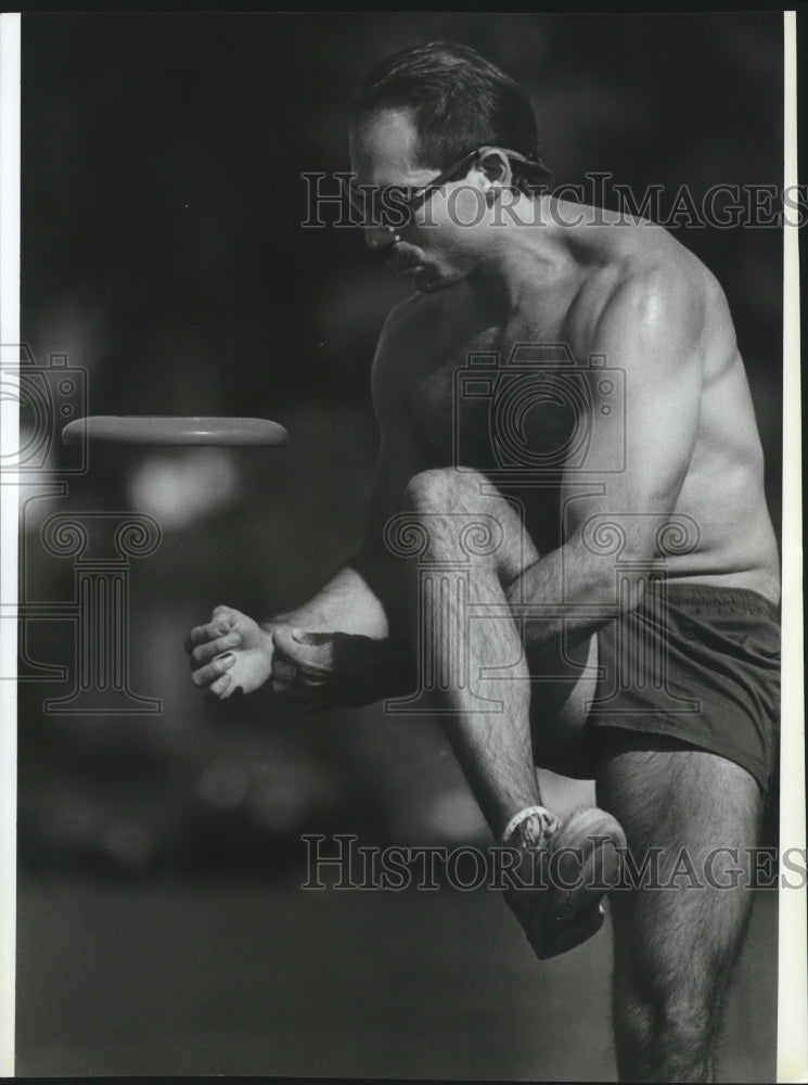 1991 Press Photo Nick Patano uses a twist to catch a Frisbee in Coeur d'Alene - Historic Images