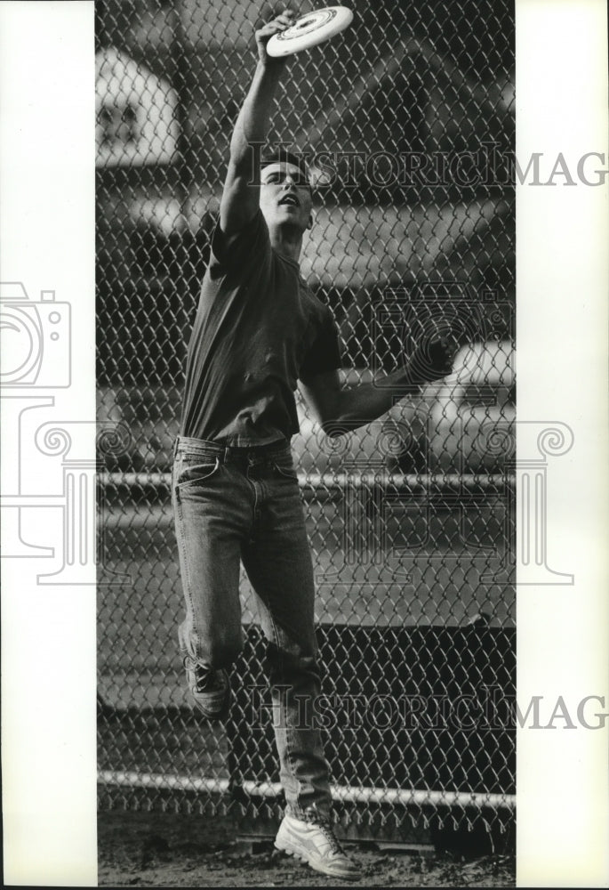 1991 Press Photo Jerry Atwood playing Frisbee at Cannon Park in Spokane - Historic Images