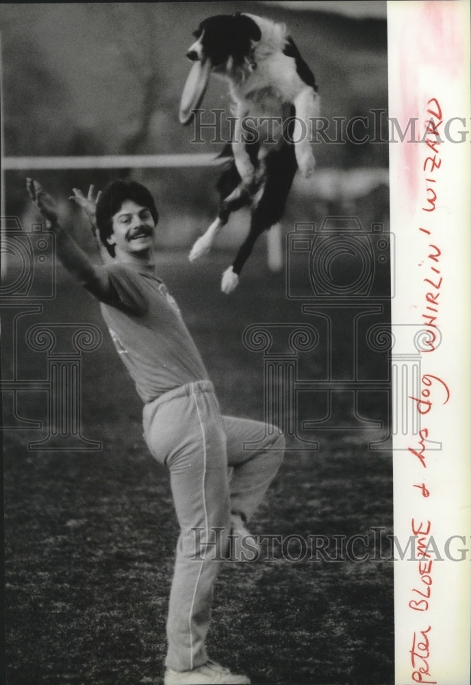 1986 Press Photo Peter Bloeme & his dog Whirlin' Wizard catch the Frisbee - Historic Images